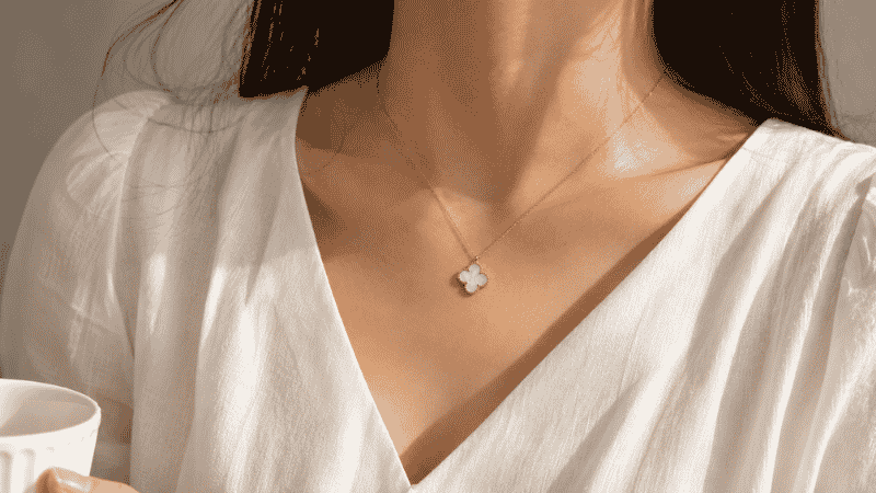 styling a Van Cleef inspired clover necklace dupe with a white V-neck top — everyday elegant look