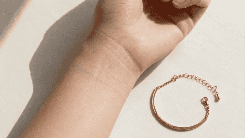 gold plated jewelry turning skin green — oxidation from base metal copper