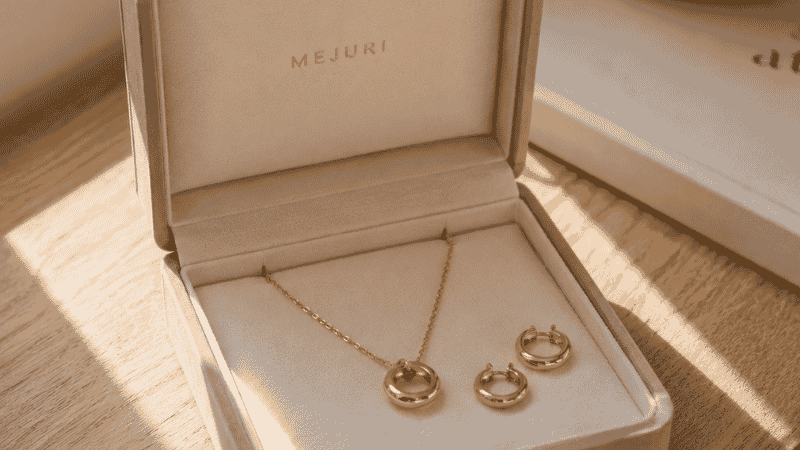 storing clean gold jewelry in a velvet-lined jewelry box to prevent tarnish